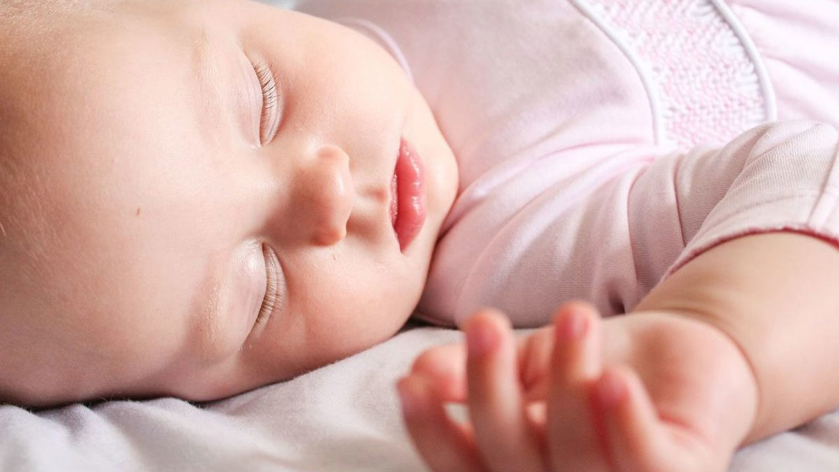 Sweet Baby - Le plan incliné permet à votre enfant de 0 mois à 2 ans de  dormir légèrement incliné, ce qui facilite la respiration et la digestion.  Le coussin incliné soulage